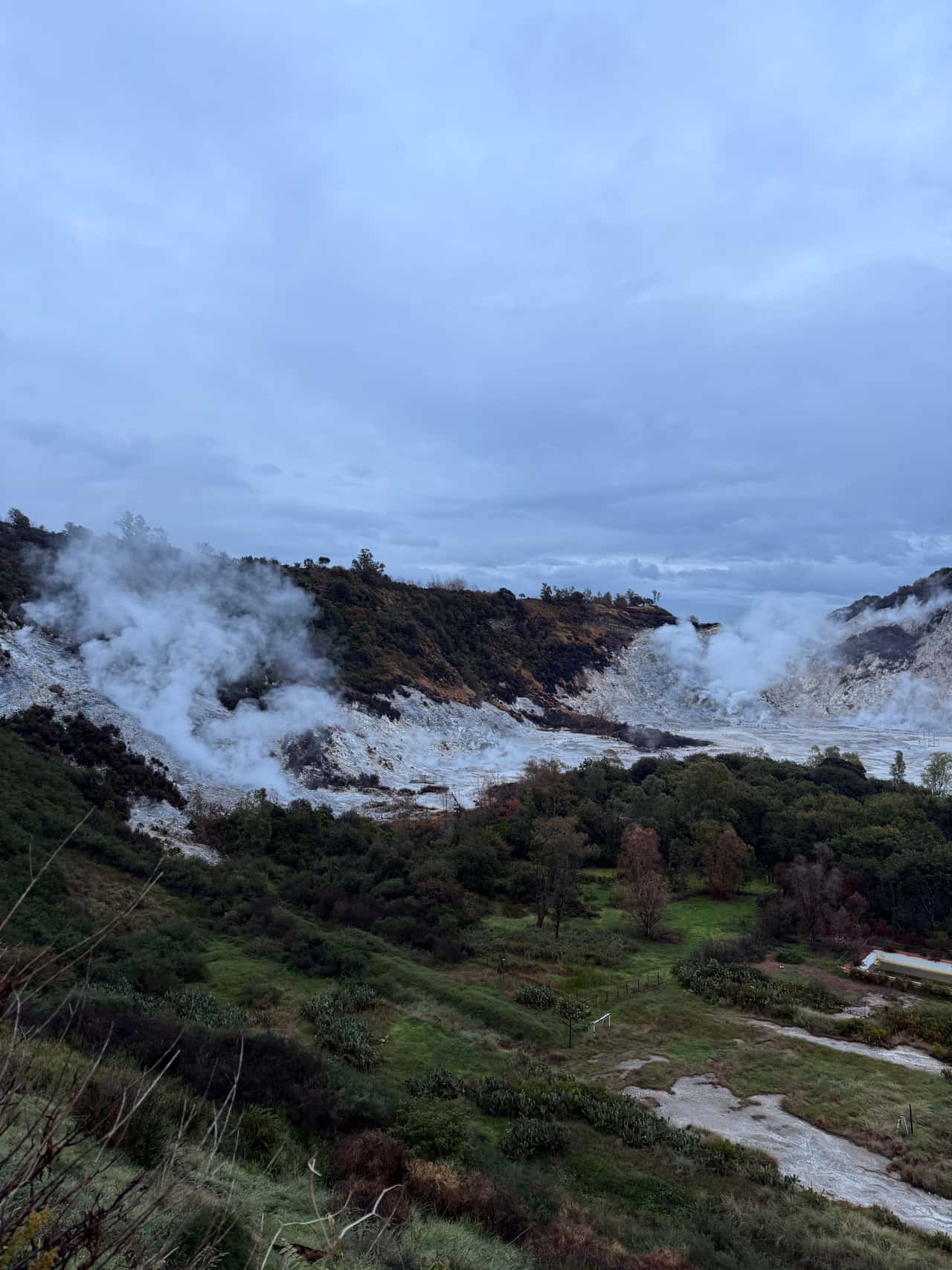 Записалась на экскурсию закат на Везувии, но приехала я в Неаполь в не сезон и застала дожди.