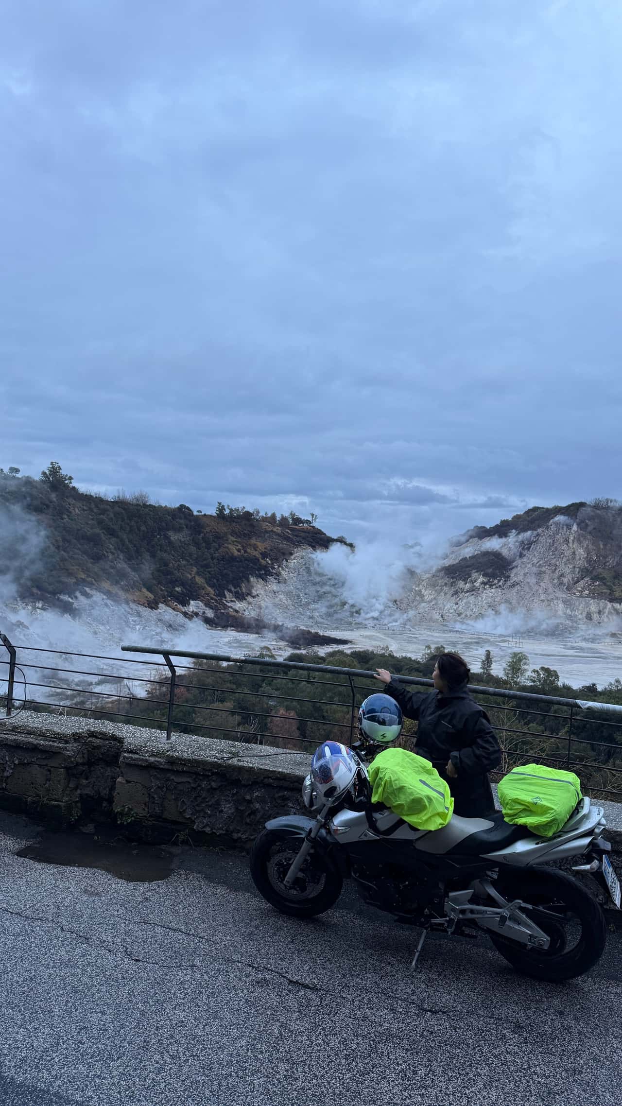 Записалась на экскурсию закат на Везувии, но приехала я в Неаполь в не сезон и застала дожди.