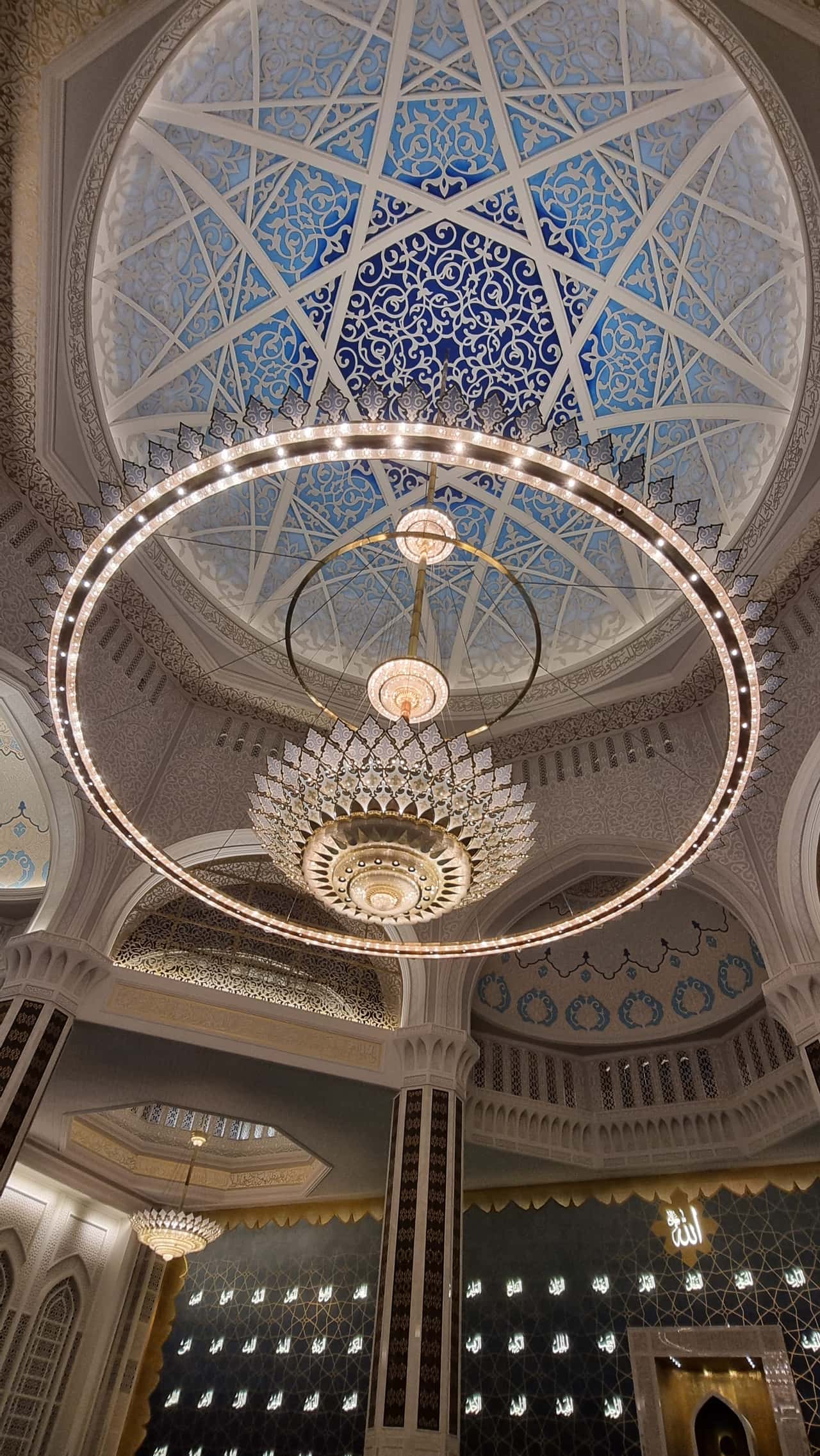 Мечеть очень красивая и снаружи и внутри. Гид Алмагуль очень интересно и подробно рассказывает и о