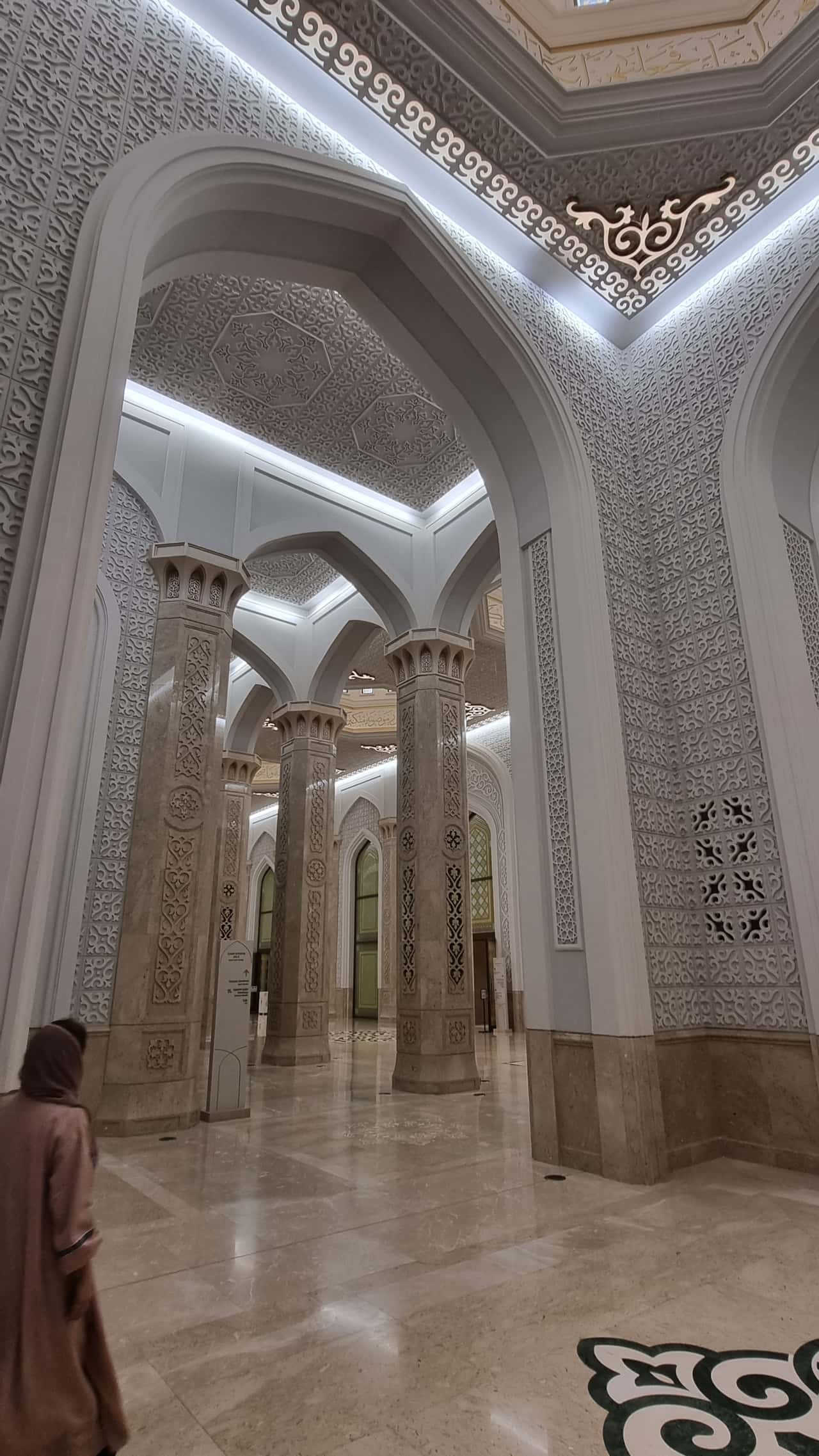 Мечеть очень красивая и снаружи и внутри. Гид Алмагуль очень интересно и подробно рассказывает и о