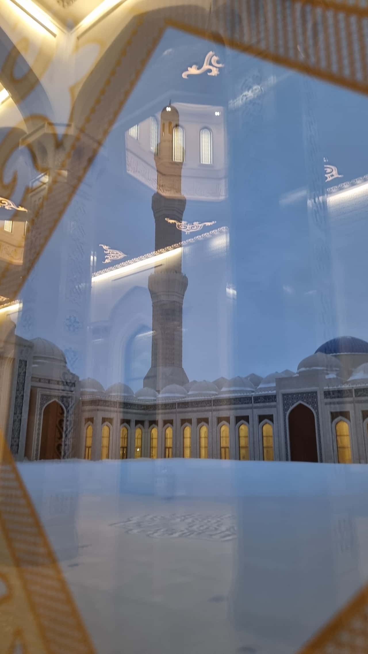 Мечеть очень красивая и снаружи и внутри. Гид Алмагуль очень интересно и подробно рассказывает и о