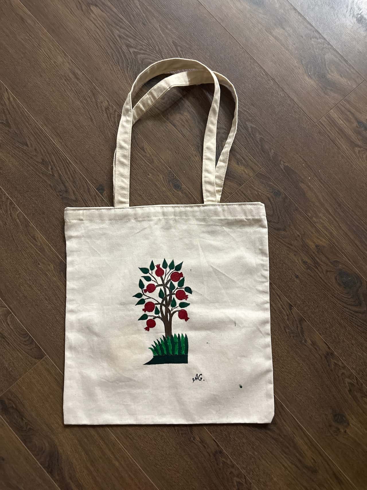 Сегодня были на мастерклассе по росписи сумок. Остались очень довольны. Ведущая мастеркласса Ирина -душевная и очень