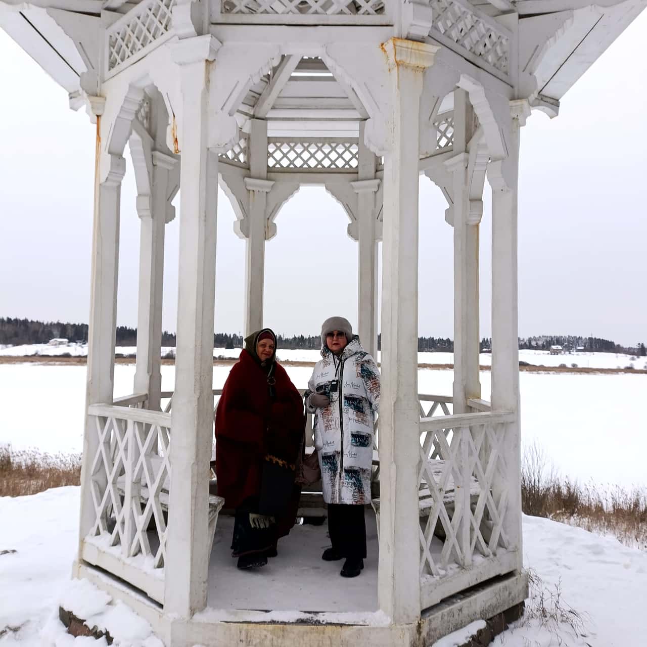Прекрасный экскурсовод, в аутентичном национальном костюме. Одежда, легенды, песни, загадки Карелии,- все в одной экскурсии! Горячо рекомендуем!