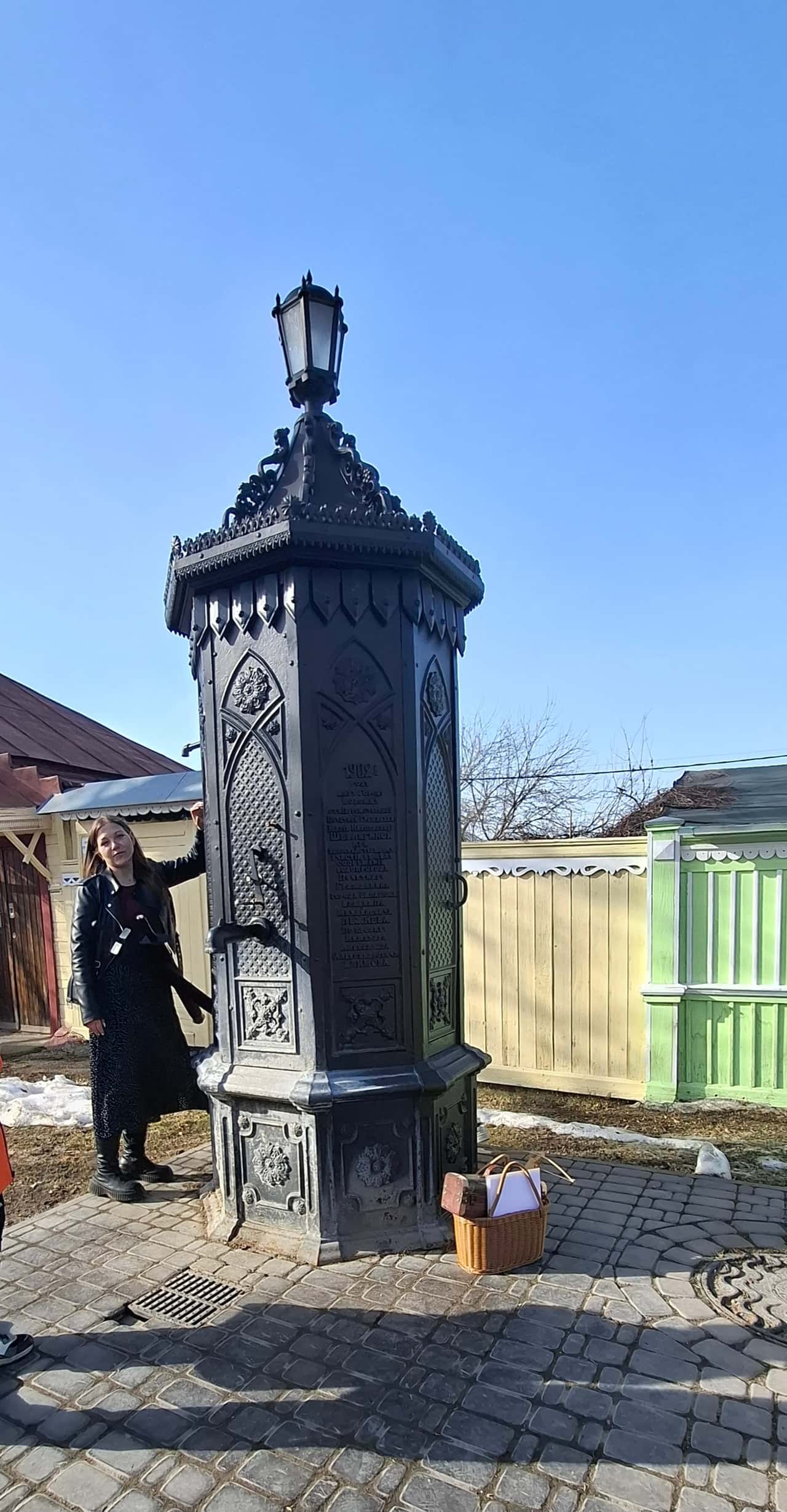 Наш квест проводила Ксения. Зачётный гид: рассказывает интересно и на понятном языке для детей, внимание удерживает,