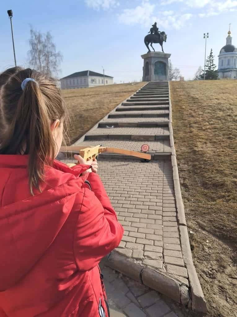 Наш квест проводила Ксения. Зачётный гид: рассказывает интересно и на понятном языке для детей, внимание удерживает,