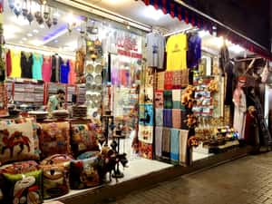 Ткани, игрушки, одежда с национальными принтами популярные сувениры с данного рынка