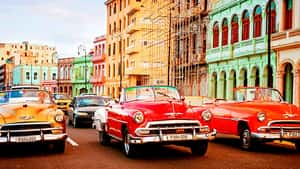 Старые автомобили на улицах Гаваны