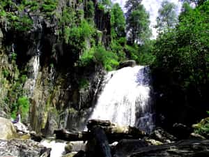 Живописный водопад Корбу
