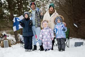 Финская семья с финскими флагами