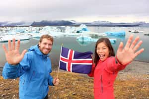 Пара, держащая исландский флаг