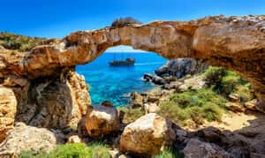 Кипр, корабль в природной арке