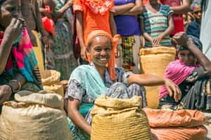 Эфиопская женщина продает урожай на местном переполненном рынке