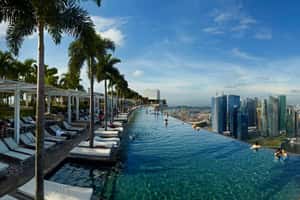 Бассейн на крыше гостиницы Marina Bay