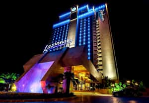Отель ночью с ночной подсветкой и фонтаном