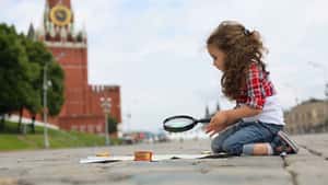 Девочка сидит на Красной площади, Москва