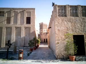 Прогуляйтесь по узким улочкам исторического квартала Аль-Фахиди