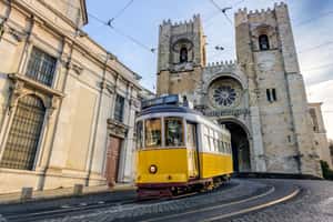 Хотите посмотреть исторический центр Лиссабона, садитесь на ретро-трамвай и в путь