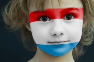 Ребёнок с нарисованным флагом Люксембурга на лице