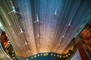 Стена водопада внутри торгового центра Dubai Mall