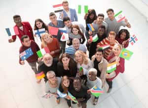 Люди из разных стран со своими национальными флагами