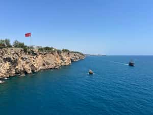 Турецкий флаг на скалах в Муратпаша, Анталья