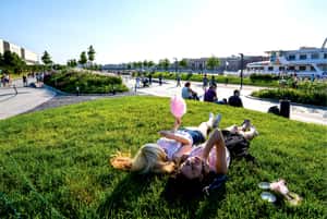 В парке можно лежать на газонах, а так же он находится на набережной и можно отправиться в речную прогулку по Москва-Реке