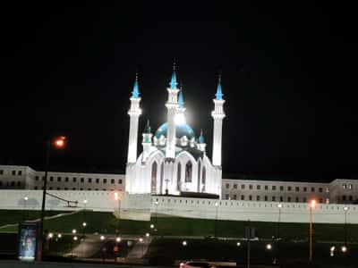 Вечерняя Казань на минивэне в свете ночных огней