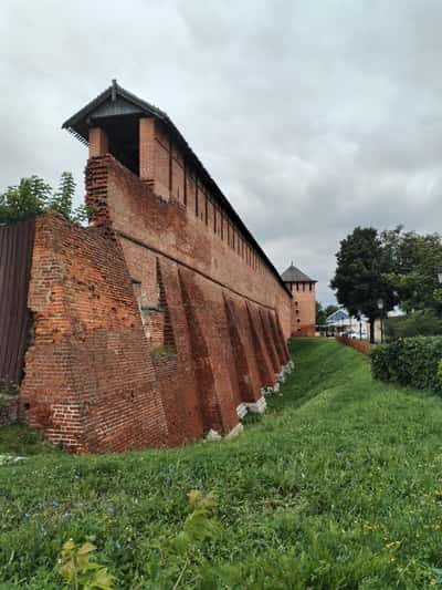 Сохранившаяся стена Кремля и Ямская башня