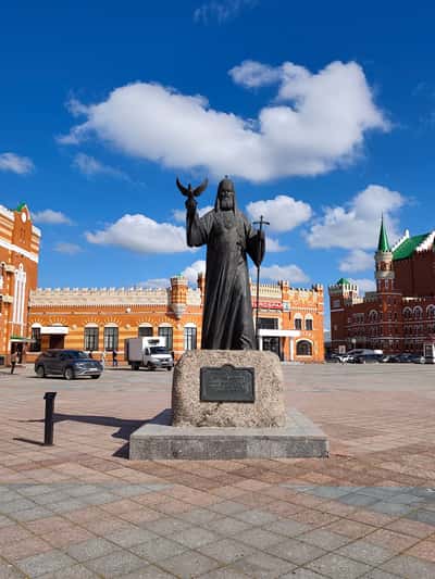 Памятник патриарху Московскому и всея РусиАлексею II