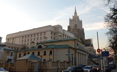 Дом Поливанова и высотка МИД