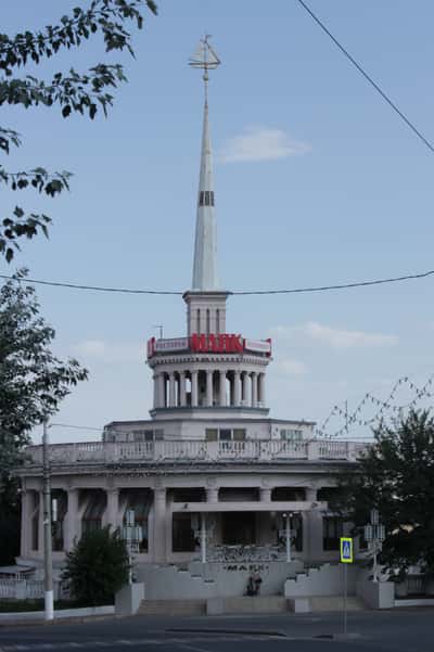 Вход в ресторан "Маяк"
