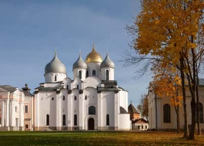 Путешествие вдоль реки Волхов. Осенние праздники в Великом Новгороде и Пскове
