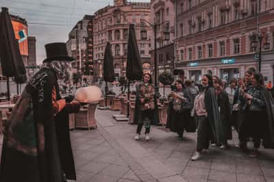 Удивительные истории о «Театральной» Москве от Фонарщика Фаролеро