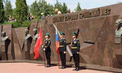 Шумел сурово Брянский лес - на мемориал «Партизанская поляна»