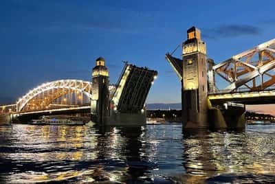 Мегаполис и разводные мосты: большая ночная прогулка