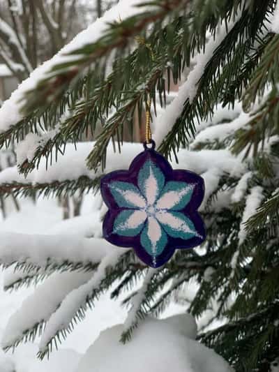 Экскурсия и мастер-класс по росписи ёлочной игрушки