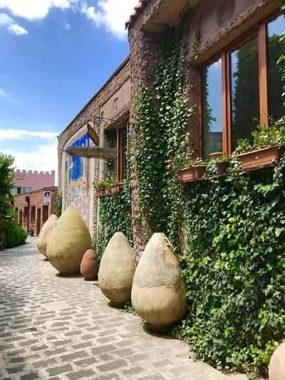 Святой Эчмиадзин с колоритной культурой и музеями