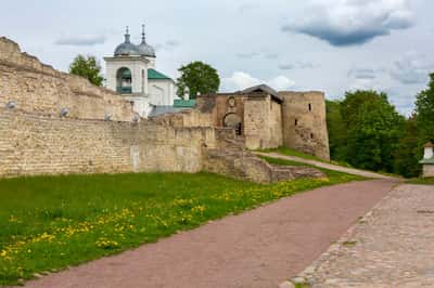 Индивидуальная поездка в Изборск и Печоры