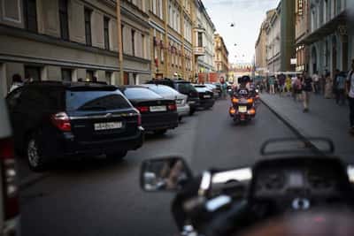 Ночная прогулка на мотоцикле к разведению мостов