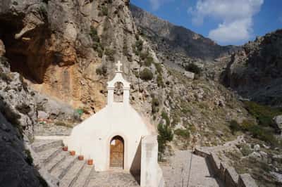 Озеро Курнас, Курталиотское ущелье и монастырь Превели из района Ретимно