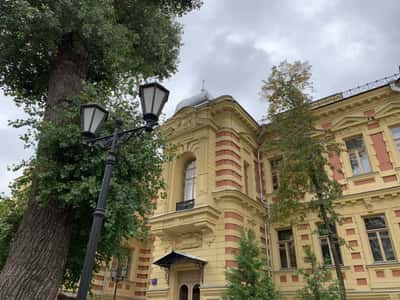 По Новой Басманной: десять историй о гостях и угощениях