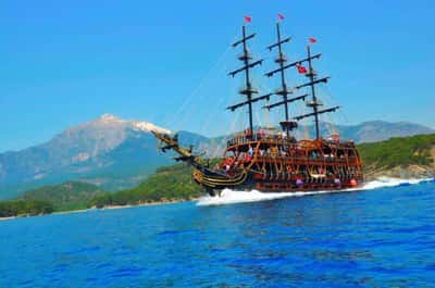 Прогулка на пиратской яхте по Средиземному морю