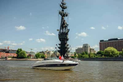 На каютной яхте с капитаном по центру Москвы до Кремля