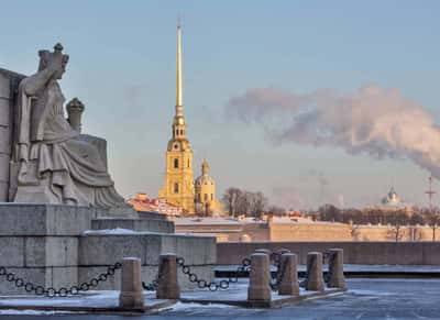Новогодние огни с бокалом игристого и подарками