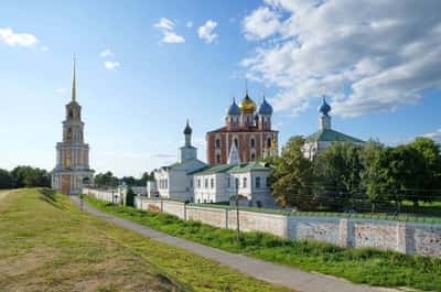 Кремль со стихами Есенина