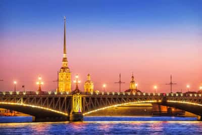 Новогодние огни с бокалом игристого и подарками