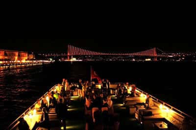 Новогодний круиз: встреча 2026 года на Босфоре с шоу‑программой