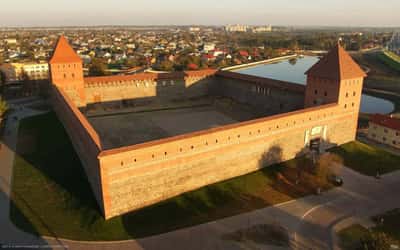 Ваш личный трансфер в Лидский замок с максимальным комфортом из Гродно