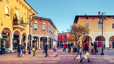 Шоппинг в Franciacorta Outlet Village, Mantova Outlet Village