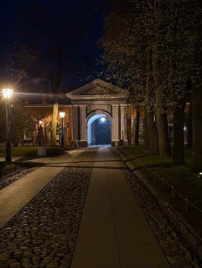 Визит в ночную Петропавловскую крепость. Развод мостов